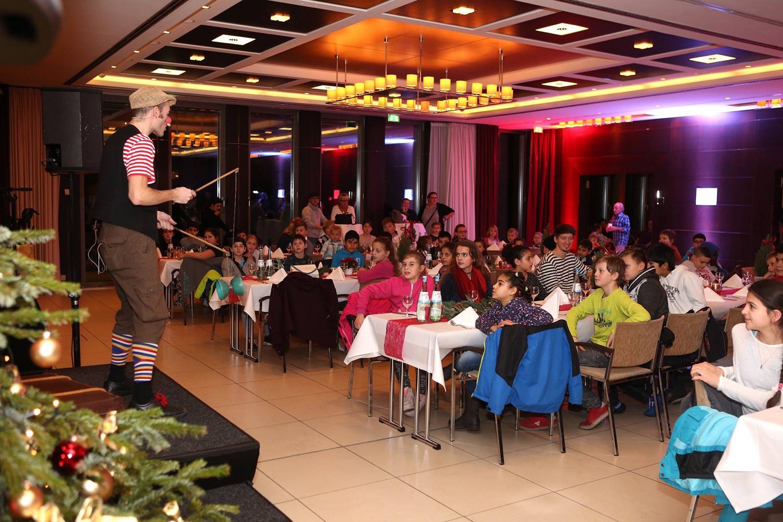 Weihnachtsfeier im "Hotel im Wasserturm" mit 100 Kindern mit Prominenter Unterstützung