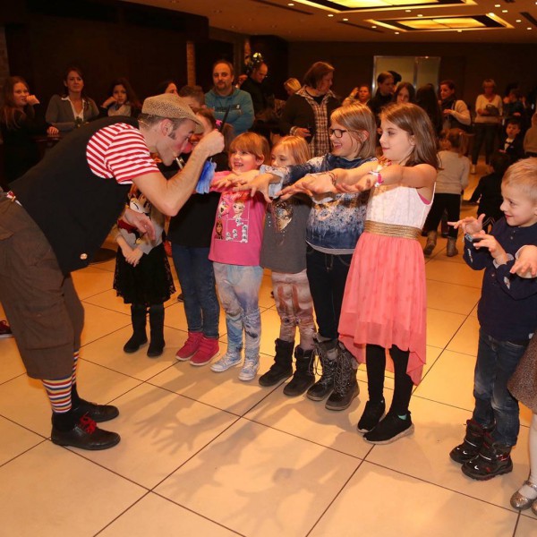 Weihnachtsfeier im "Hotel im Wasserturm" mit 100 Kindern mit Prominenter Unterstützung